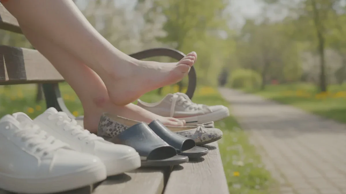 Der Podologe warnt: Dieses Schuhmaterial schadet deinen Füßen im Frühling